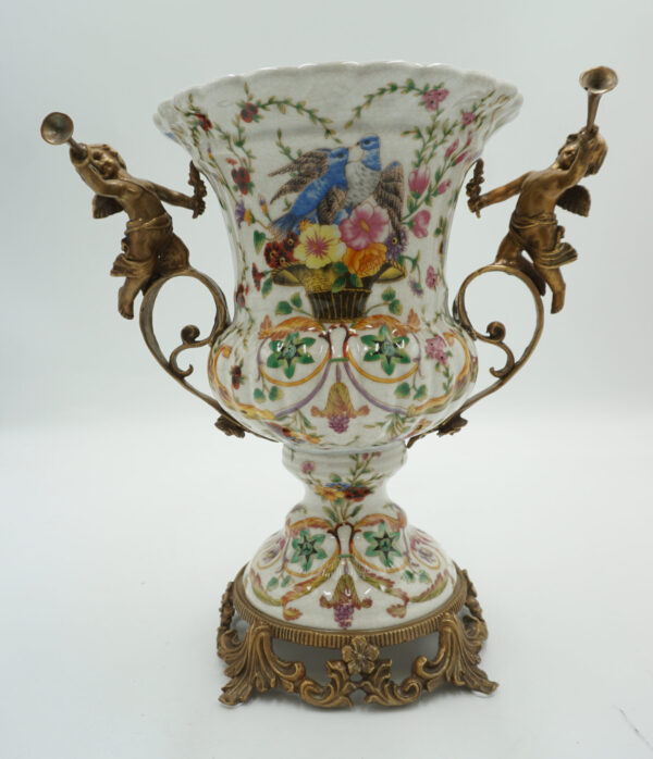 WAZON AMFORA BRĄZ+PORCELANA CHŁOPCY Z TRĄBKAMI