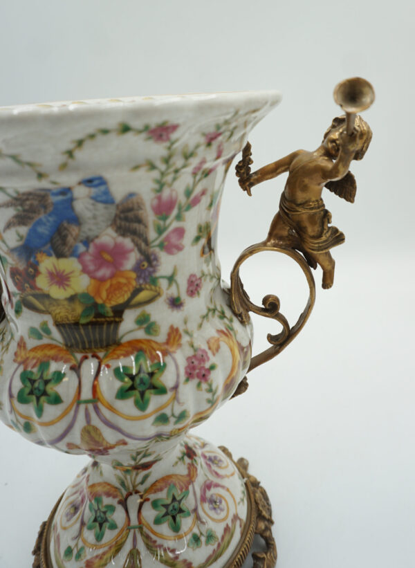 WAZON AMFORA BRĄZ+PORCELANA CHŁOPCY Z TRĄBKAMI