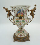 WAZON AMFORA BRĄZ+PORCELANA CHŁOPCY Z TRĄBKAMI