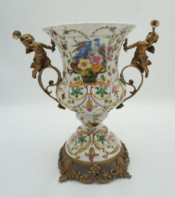 WAZON AMFORA BRĄZ+PORCELANA CHŁOPCY Z TRĄBKAMI