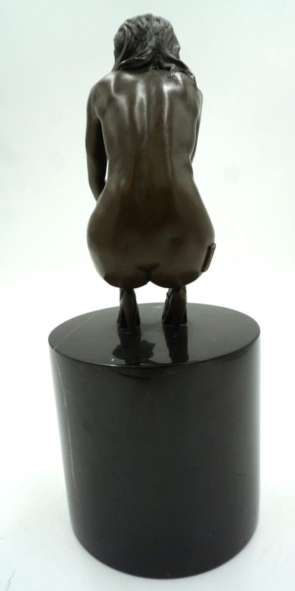 AKT NAGIEJ KOBIETY - FIGURA Z BRĄZU - NAGA KUCAJĄCA KOBIETA