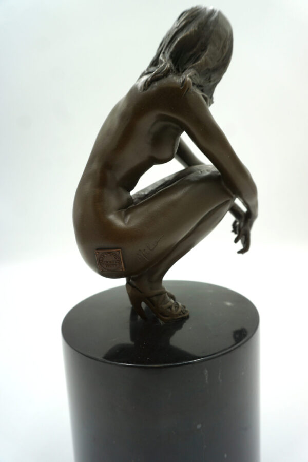 AKT NAGIEJ KOBIETY - FIGURA Z BRĄZU - NAGA KUCAJĄCA KOBIETA