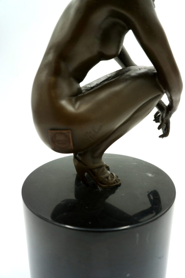 AKT NAGIEJ KOBIETY - FIGURA Z BRĄZU - NAGA KUCAJĄCA KOBIETA