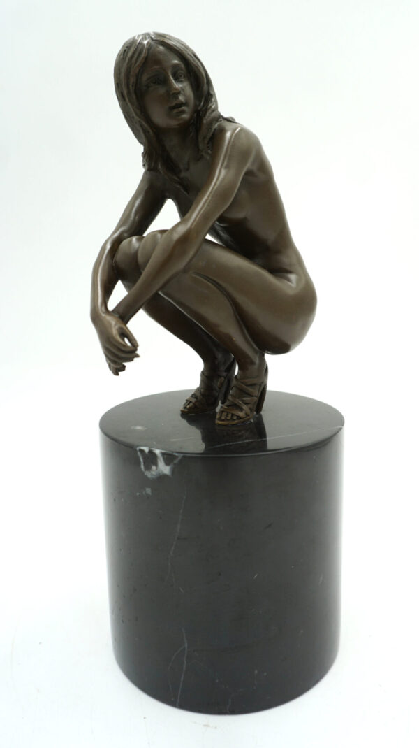 AKT NAGIEJ KOBIETY - FIGURA Z BRĄZU - NAGA KUCAJĄCA KOBIETA