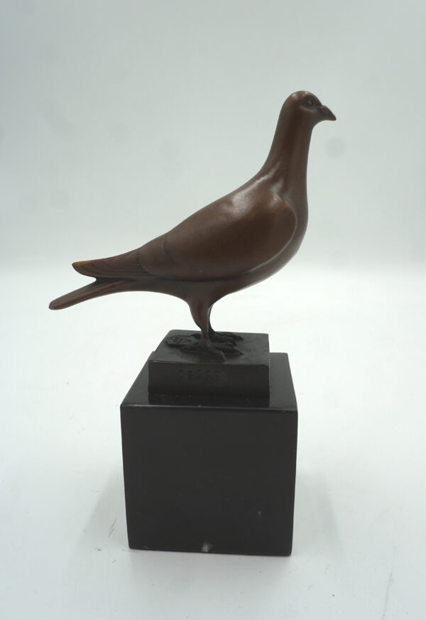 FIGURA Z BRĄZU GOŁĄB NA KAMIENNEJ PODSTAWIE