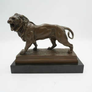 FIGURA Z BRĄZU RYCZĄCY LEW NA KAMIENIU.