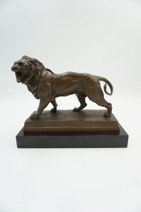FIGURA Z BRĄZU RYCZĄCY LEW NA KAMIENIU.