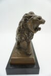 FIGURA Z BRĄZU RYCZĄCY LEW NA KAMIENIU.