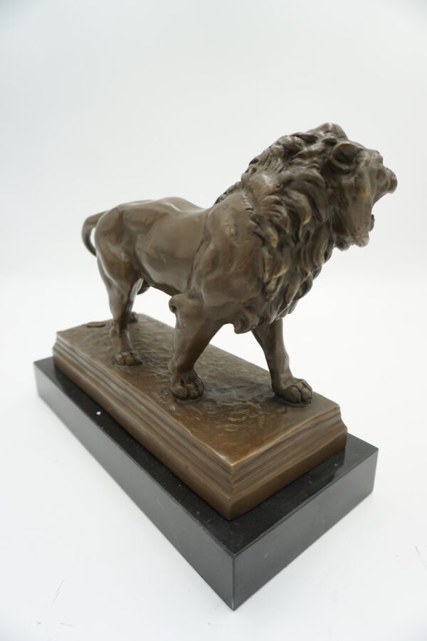 FIGURA Z BRĄZU RYCZĄCY LEW NA KAMIENIU.