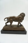 FIGURA Z BRĄZU RYCZĄCY LEW NA KAMIENIU.