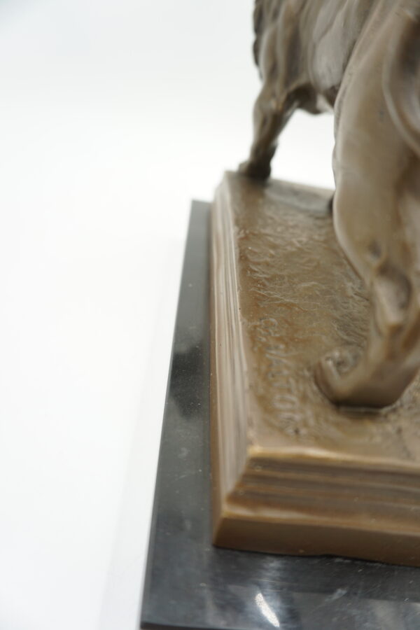 FIGURA Z BRĄZU RYCZĄCY LEW NA KAMIENIU.