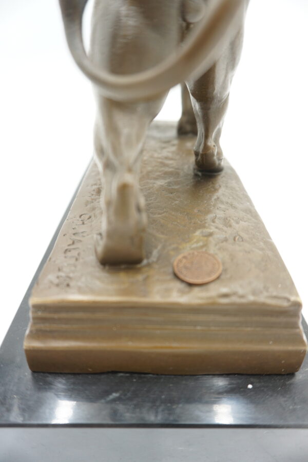 FIGURA Z BRĄZU RYCZĄCY LEW NA KAMIENIU.