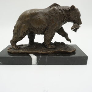 FIGURA Z BRĄZU NIEDŹWIEDŹ MIŚ Z RYBĄ