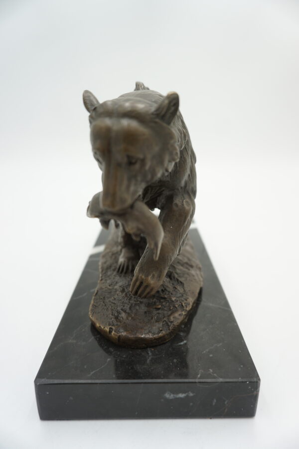 FIGURA Z BRĄZU NIEDŹWIEDŹ MIŚ Z RYBĄ