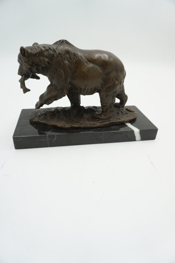 FIGURA Z BRĄZU NIEDŹWIEDŹ MIŚ Z RYBĄ