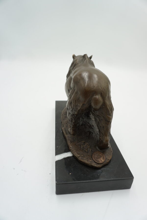 FIGURA Z BRĄZU NIEDŹWIEDŹ MIŚ Z RYBĄ