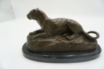 FIGURA Z BRĄZU LEŻĄCA LWICA NA KAMIENIU