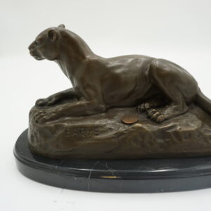 FIGURA Z BRĄZU LEŻĄCA LWICA NA KAMIENIU