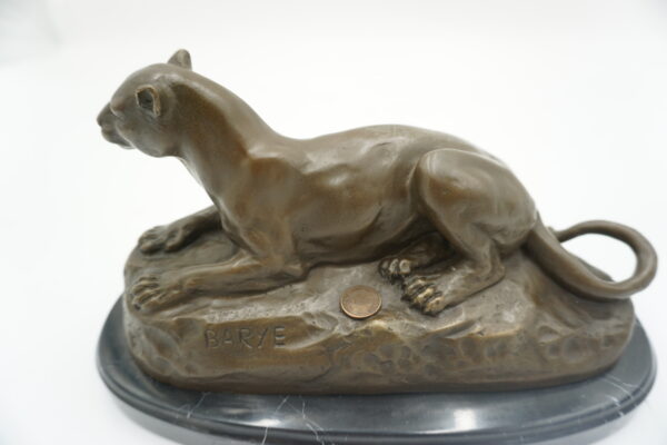 FIGURA Z BRĄZU LEŻĄCA LWICA NA KAMIENIU