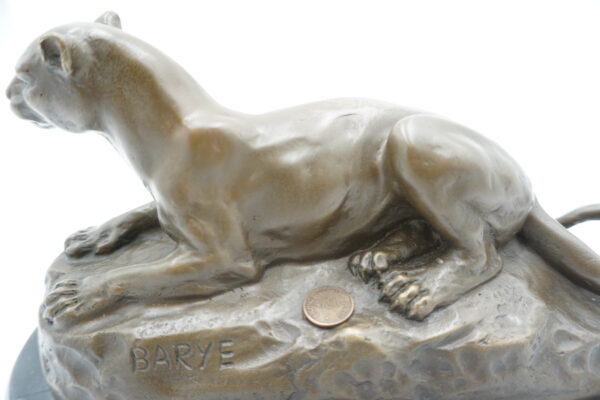 FIGURA Z BRĄZU LEŻĄCA LWICA NA KAMIENIU