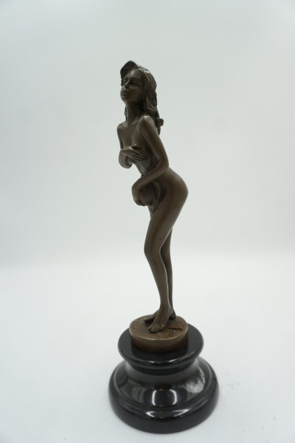FIGURA Z BRĄZU AKT NAGA ZMYSŁOWA KOBIETA Z KAPELUSZEM