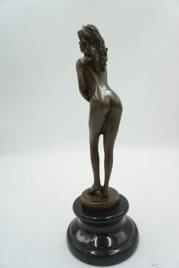 FIGURA Z BRĄZU AKT NAGA ZMYSŁOWA KOBIETA Z KAPELUSZEM