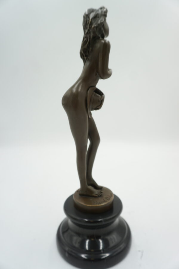 FIGURA Z BRĄZU AKT NAGA ZMYSŁOWA KOBIETA Z KAPELUSZEM