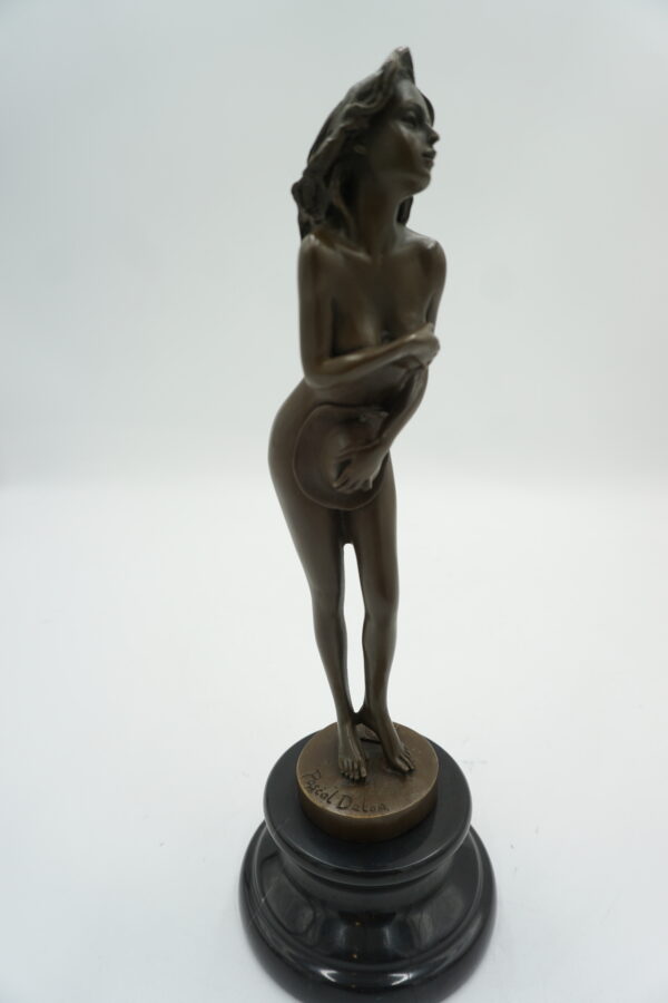 FIGURA Z BRĄZU AKT NAGA ZMYSŁOWA KOBIETA Z KAPELUSZEM
