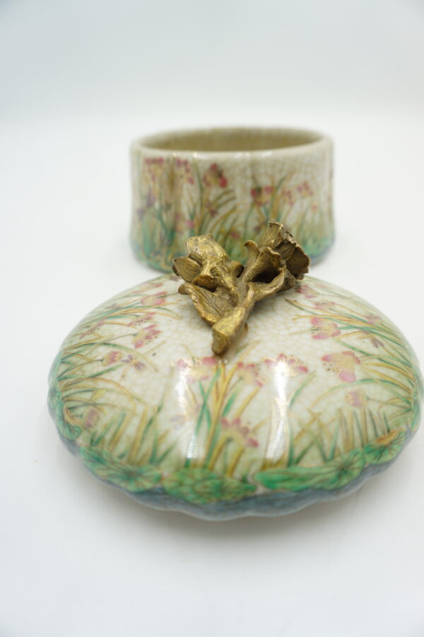 SZKATUŁKA PUZDERKO PORCELANA Z BRĄZEM POLE KWIATÓW