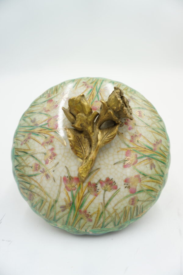 SZKATUŁKA PUZDERKO PORCELANA Z BRĄZEM POLE KWIATÓW