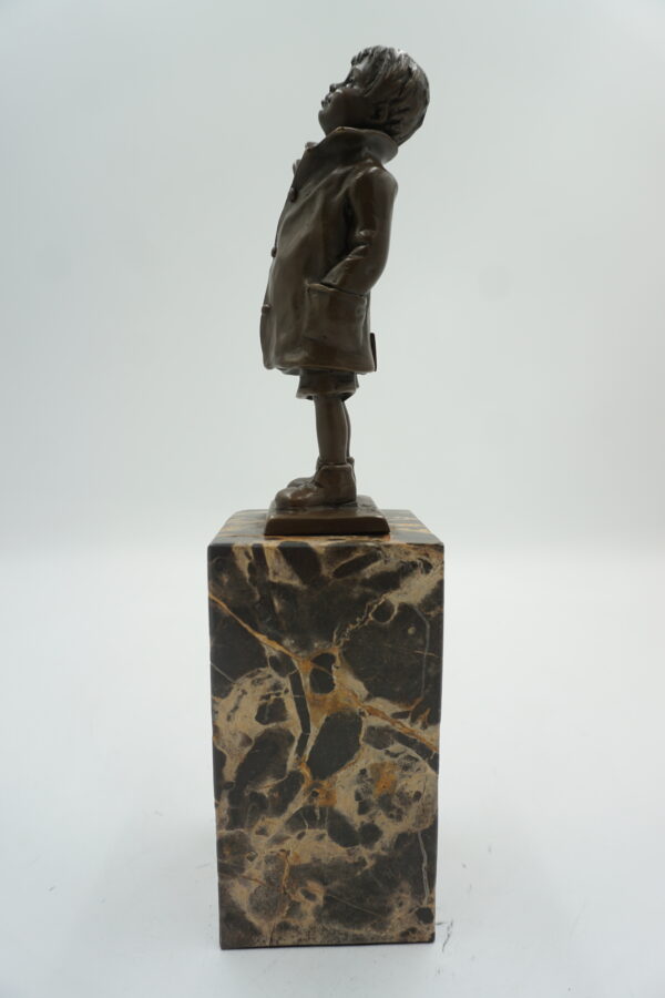 FIGURA Z BRĄZU CHŁOPIEC W PŁASZCZU