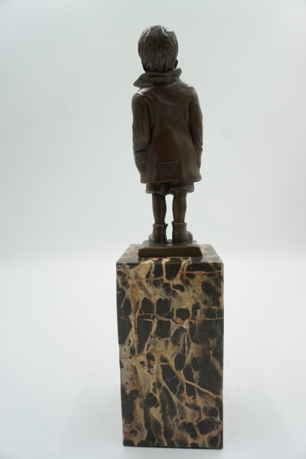 FIGURA Z BRĄZU CHŁOPIEC W PŁASZCZU