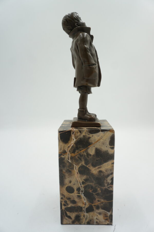 FIGURA Z BRĄZU CHŁOPIEC W PŁASZCZU