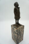 FIGURA Z BRĄZU CHŁOPIEC W PŁASZCZU