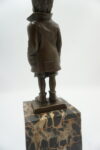 FIGURA Z BRĄZU CHŁOPIEC W PŁASZCZU