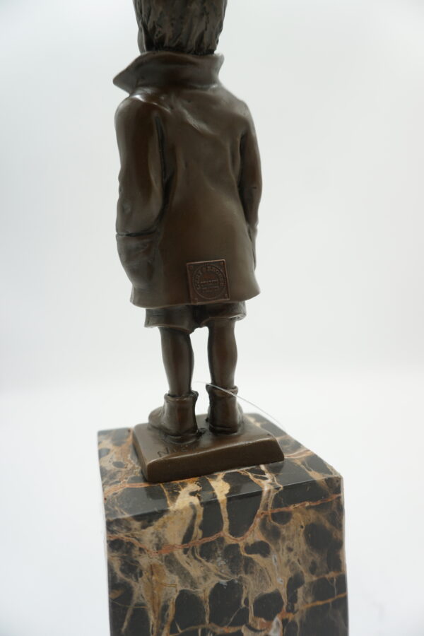 FIGURA Z BRĄZU CHŁOPIEC W PŁASZCZU