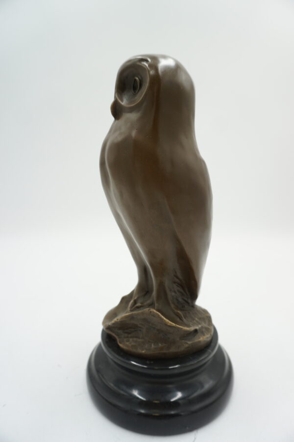 FIGURA Z BRĄZU SOWA OSADZONA NA MARMURZE