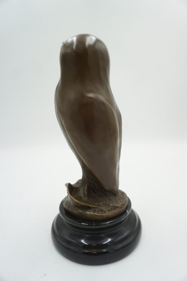 FIGURA Z BRĄZU SOWA OSADZONA NA MARMURZE