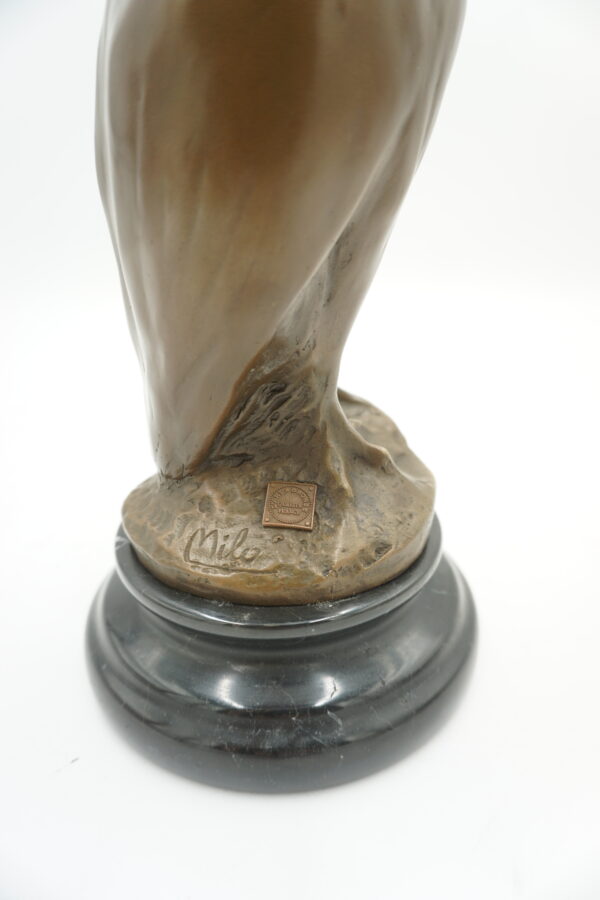 FIGURA Z BRĄZU SOWA OSADZONA NA MARMURZE