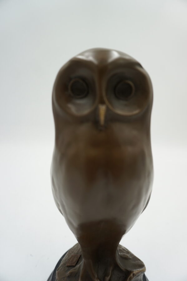 FIGURA Z BRĄZU SOWA OSADZONA NA MARMURZE