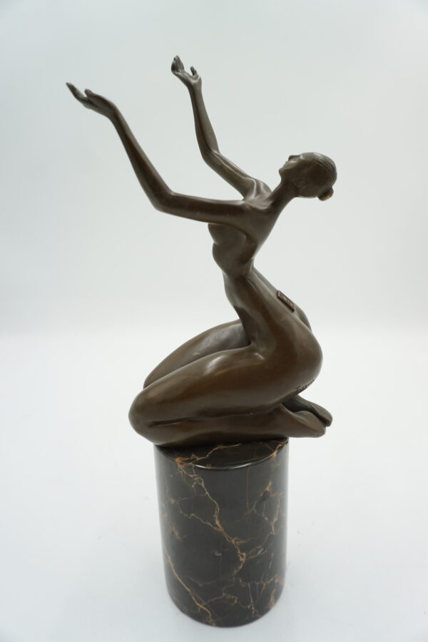 KLĘCZĄCA KOBIETA ABSTRAKCJA - FIGURA Z BRĄZU NA KAMIENIU