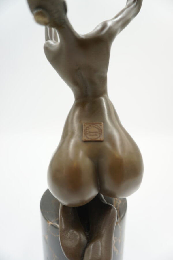 KLĘCZĄCA KOBIETA ABSTRAKCJA - FIGURA Z BRĄZU NA KAMIENIU