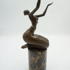 KLĘCZĄCA KOBIETA ABSTRAKCJA - FIGURA Z BRĄZU NA KAMIENIU