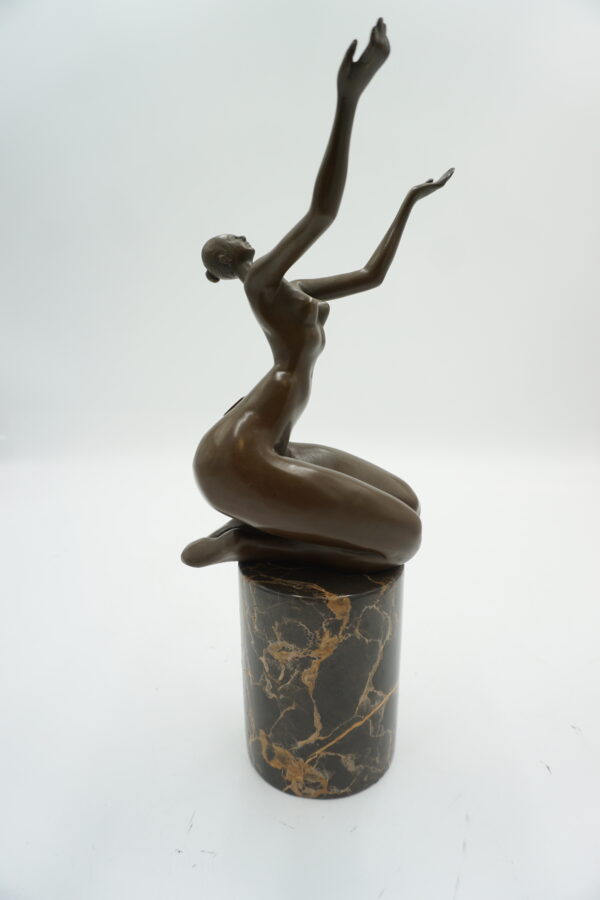 KLĘCZĄCA KOBIETA ABSTRAKCJA - FIGURA Z BRĄZU NA KAMIENIU