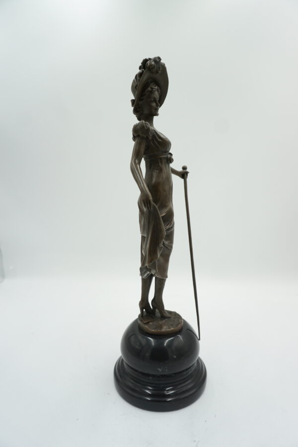 DUŻA FIGURA Z BRĄZU KOBIETA DAMA W KAPELUSZU Z LASKĄ ARYSTOKRACJA WYS 41cm