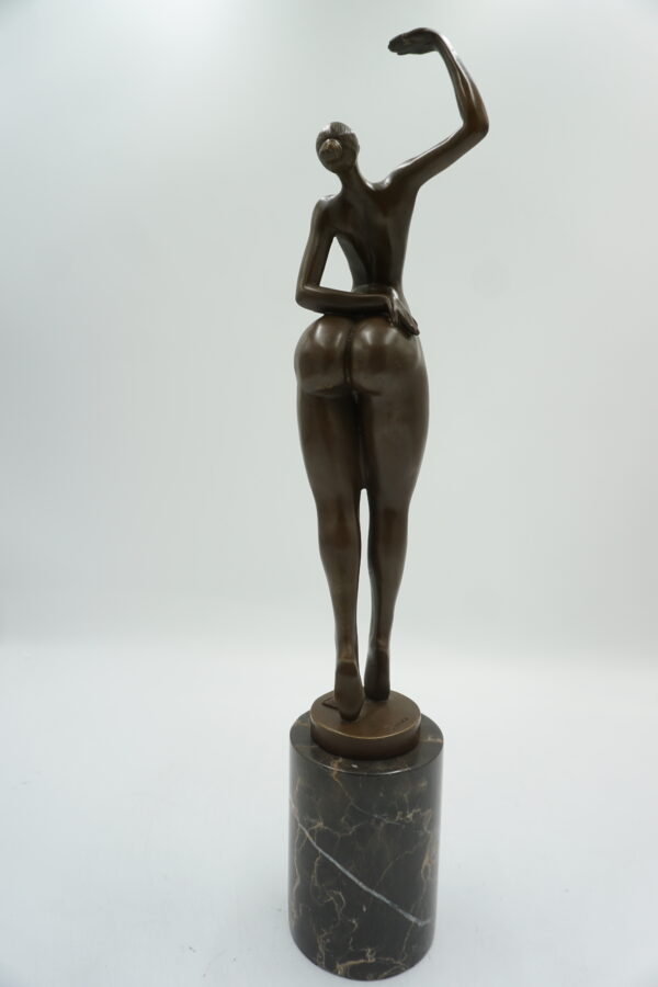 FIGURA Z BRĄZU AKT NAGA ZMYSŁOWA KOBIETA Z RĘKĄ DO GÓRY