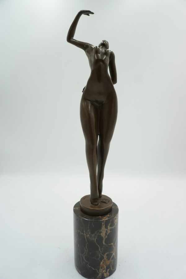 FIGURA Z BRĄZU AKT NAGA ZMYSŁOWA KOBIETA Z RĘKĄ DO GÓRY