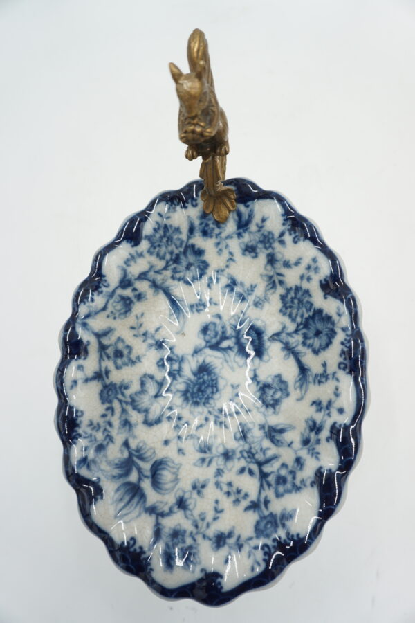 PATERA PATERKA MYDELNICZKA PORCELANA Z BRĄZEM - WIEWIÓRKA