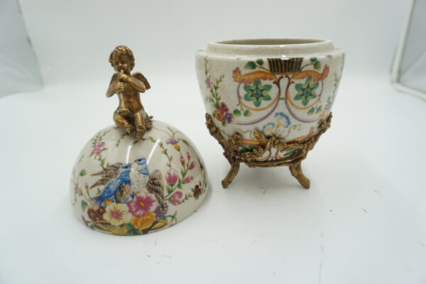 JAJO PORCELANA Z BRĄZEM SZKATUŁKA ANIOŁEK Z TRĄBKĄ