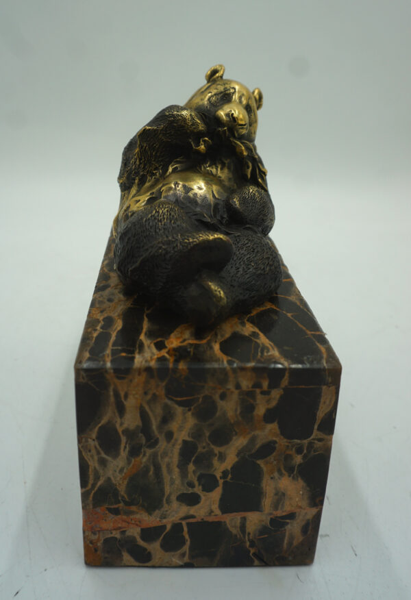 FIGURA Z BRĄZU LEŻĄCY MIŚ PANDA